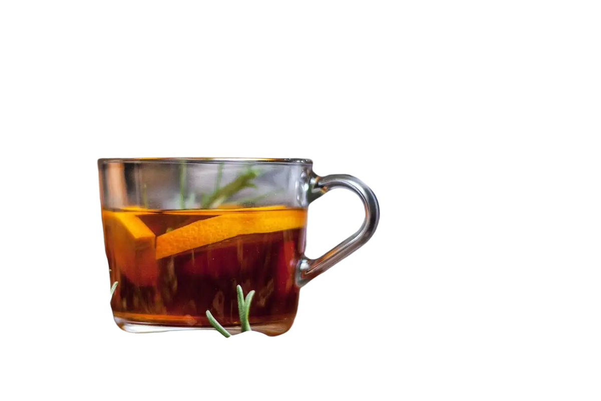 Lebertee von Ayamani Naturals, Entgiftungstee mit Heilkräutern für Leber, Gallenblase und Bauchspeicheldrüse, in einer Tasse.