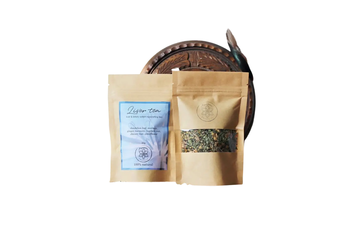 Ayamani Naturals Lebertee mit Heilkräutern, Entgiftungstee für Leber, Gallenblase und Bauchspeicheldrüse in einer Tasse.