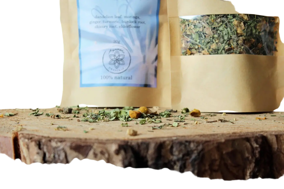 Ayamani Naturals Lebertee mit Heilkräutern zur Entgiftung von Leber, Gallenblase und Bauchspeicheldrüse, in einer Teetasse serviert