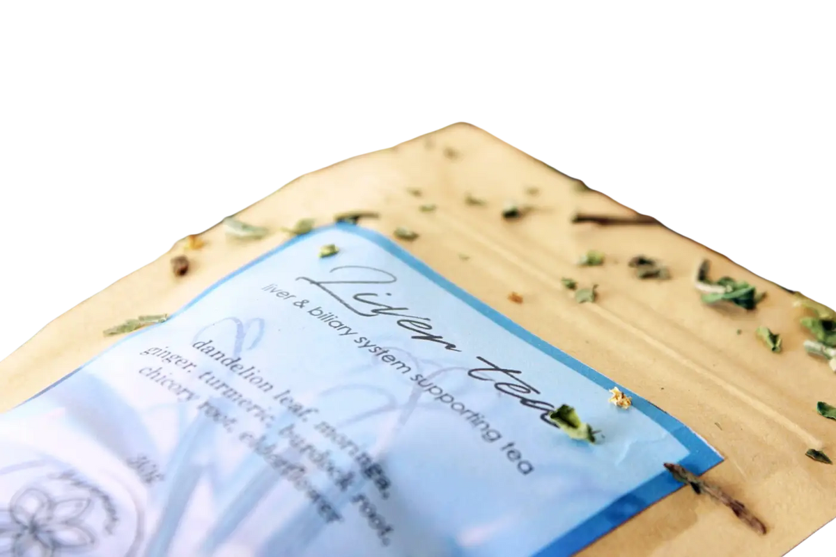 Ayamani Naturals Lebertee mit Heilkräutern, entgiftender Tee für Leber, Gallenblase und Bauchspeicheldrüse, in einer Teekanne.