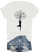 Weißes kurzarmshirt mit yoga baum print t-shirt und schwarzer yoga tree silhouette aus baumzweigen