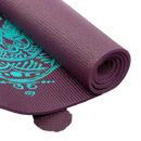 Ein zusammengerollte violette yoga-matte mit teal mandala-design aus der leela collection mandala aubergine bei mana shop
