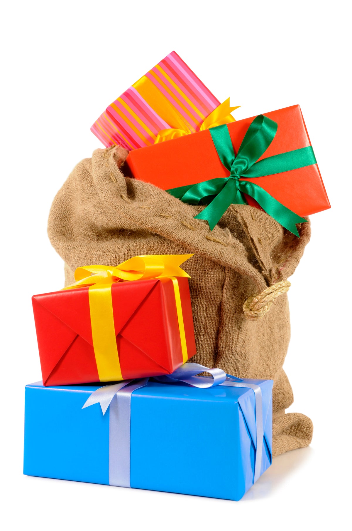 Bunte Geschenkpakete mit Schleifen neben einem Jutesack auf weißem Hintergrund.