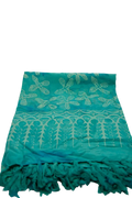 Teal batik lunghi sarong pareo tuch mit hellgrünen schmetterlings- und blattmotiven und fransenrand von mana shop