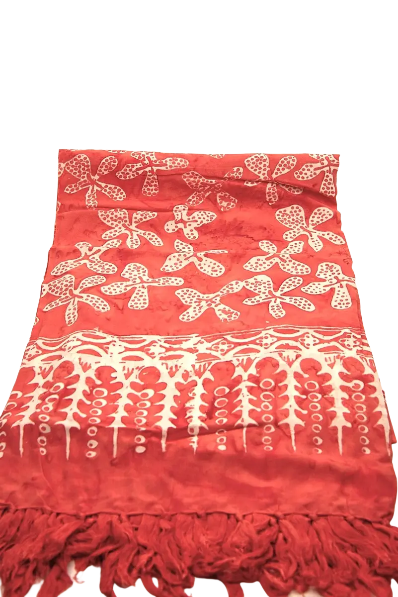 Leuchtend rotes Hamamtuch, Lunghi Sarong Pareo Tuch 160 x 115 cm von Mana Shop, zeigt ein weiches, farbenfrohes Design.