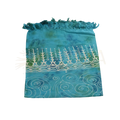 Teal und grün batik stofftasche mit weißen spiralmustern und fransen oben lunghi sarong pareo tuch mana shop