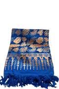 Blauer seidenschal mit goldenen blättern und tropischem muster mit fransensäumen lunghi sarong pareo tuch 160x115 cm mana shop