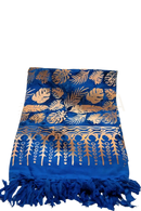 Blauer seidenschal mit goldenen blättern und tropischem muster mit fransensäumen lunghi sarong pareo tuch 160x115 cm mana shop