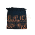 Dunkelblauer batik lunghi sarong pareo tuch mit orange braunen mustern und fransen am oberen rand von mana shop