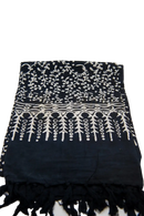 Schwarzer batik lunghi sarong pareo tuch mit weißen floralen und geometrischen mustern und schwarzen quasten von mana shop