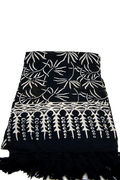 Schwarzer lunghi sarong pareo tuch mit weißen botanischen und geometrischen mustern und fransenrand bei mana shop