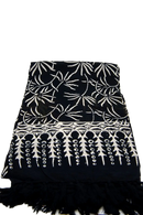 Schwarzer lunghi sarong pareo tuch mit weißen botanischen und geometrischen mustern und fransenrand bei mana shop