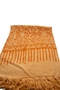 Weiches peachfarbenes lunghi sarong pareo tuch mit lebhaften orangen botanischen und geometrischen mustern von mana shop