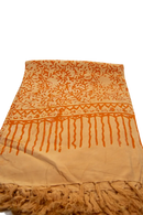 Weiches peachfarbenes lunghi sarong pareo tuch mit lebhaften orangen botanischen und geometrischen mustern von mana shop