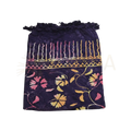 Dunkellila batik stoffbeutel mit ausgefranstem oberen rand und bunten blumenmustern lunghi sarong pareo tuch