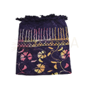 Dunkellila batik stoffbeutel mit ausgefranstem oberen rand und bunten blumenmustern lunghi sarong pareo tuch