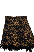 Schwarzer batik lunghi sarong pareo tuch mit goldenen floralen mustern und fransen von mana shop 160 x 115 cm