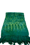 Vibranter smaragdgrüner lunghi sarong pareo tuch mit hellgrünen floralen und geometrischen batikmustern von mana shop