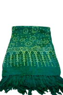 Vibranter smaragdgrüner lunghi sarong pareo tuch mit hellgrünen floralen und geometrischen batikmustern von mana shop