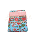 Faltender hellblauer lunghi sarong aus baumwolle mit roten und grünen floralmustern und pink gestreiften borders von mana shop