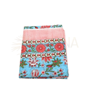 Faltender hellblauer lunghi sarong aus baumwolle mit roten und grünen floralmustern und pink gestreiften borders von mana shop