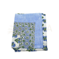 Gefaltener baumwoll lunghi sarong mit handbedruckten blauen und grünen geometrischen mustern von mana shop
