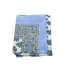 Gefaltener baumwoll lunghi sarong mit handbedruckten blauen und grünen geometrischen mustern von mana shop