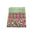 Ein gefaltetes lunghi sarong tuch aus baumwolle mit pinkem rosenmuster und grünen geometrischen bordüren von mana shop