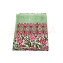 Ein gefaltetes lunghi sarong tuch aus baumwolle mit pinkem rosenmuster und grünen geometrischen bordüren von mana shop