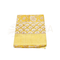 Gefaltetes gelbes lunghi sarong tuch aus baumwolle mit weißem blumen- und fächerdesign von mana shop