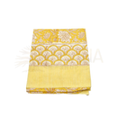 Gefaltetes gelbes lunghi sarong tuch aus baumwolle mit weißem blumen- und fächerdesign von mana shop