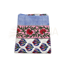 Gefalteter lunghi sarong aus baumwolle mit pinkem band und roten blumenmotiven von mana shop