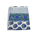 Gefaltener lunghi sarong aus baumwolle mit blauem blumenmuster und grünen blättern von mana shop