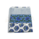 Gefaltener lunghi sarong aus baumwolle mit blauem blumenmuster und grünen blättern von mana shop