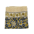 Gefaltener lunghi sarong aus baumwolle mit marineblauem und cremefarbenem floralmuster und goldenen akzenten von mana shop