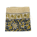 Gefaltener lunghi sarong aus baumwolle mit marineblauem und cremefarbenem floralmuster und goldenen akzenten von mana shop