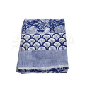 Gefaltetes blau-weißes blockbedrucktes lunghi sarong aus baumwolle mit blumen-, fächer- und streifenmustern von mana shop