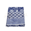 Gefaltetes blau-weißes blockbedrucktes lunghi sarong aus baumwolle mit blumen-, fächer- und streifenmustern von mana shop