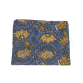 Gefaltener blauer lunghi sarong aus baumwolle mit gelbem und grauem floralem muster von mana shop