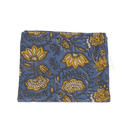 Gefaltener blauer lunghi sarong aus baumwolle mit gelbem und grauem floralem muster von mana shop