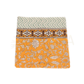 Gefalteter oranger cotton lunghi sarong mit weißem floralem muster und braun-cremefarbenem geometrischem rand von mana shop