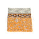Gefalteter oranger cotton lunghi sarong mit weißem floralem muster und braun-cremefarbenem geometrischem rand von mana shop