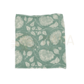 Ein lunghi sarong tuch in sanftem salbeigrün mit elegantem weißem blumen- und blattmotiv handbedruckt von mana shop