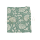 Ein lunghi sarong tuch in sanftem salbeigrün mit elegantem weißem blumen- und blattmotiv handbedruckt von mana shop