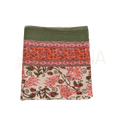 Gefalteter lunghi sarong aus baumwolle mit vibrantem floralem muster rosa blüten grüne blätter mana shop