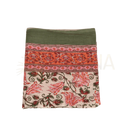 Gefalteter lunghi sarong aus baumwolle mit vibrantem floralem muster rosa blüten grüne blätter mana shop