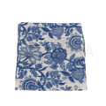 Ein weißer gefalteter lunghi sarong mit blauen floralen mustern aus der mana shop kollektion