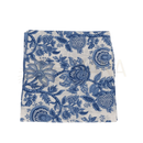 Ein weißer gefalteter lunghi sarong mit blauen floralen mustern aus der mana shop kollektion