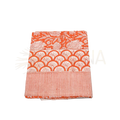 Gefaltetes lunghi sarong tuch 180cm x 108cm aus orange-weißem blockdruck-baumwollstoff mit floralem muster von mana shop