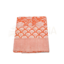 Gefaltetes lunghi sarong tuch 180cm x 108cm aus orange-weißem blockdruck-baumwollstoff mit floralem muster von mana shop